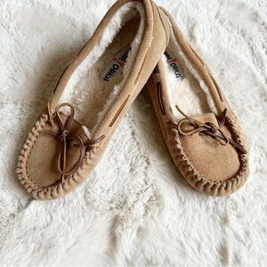 Minnetonka Tan Suede Leather Chrissy‎ Moccasin Slippers Womens 6